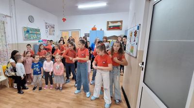 Съвместна дейност между ДГ "Слънчице" и СУ "Христо Ясенов" по повод Деня на четенето 18