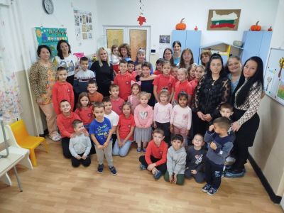 Съвместна дейност между ДГ "Слънчице" и СУ "Христо Ясенов" по повод Деня на четенето 1