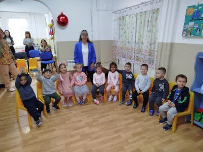 Съвместна дейност между ДГ "Слънчице" и СУ "Христо Ясенов" по повод Деня на четенето 2