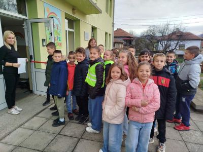 Съвместна дейност между ДГ "Слънчице" и СУ "Христо Ясенов" по повод Деня на четенето 4