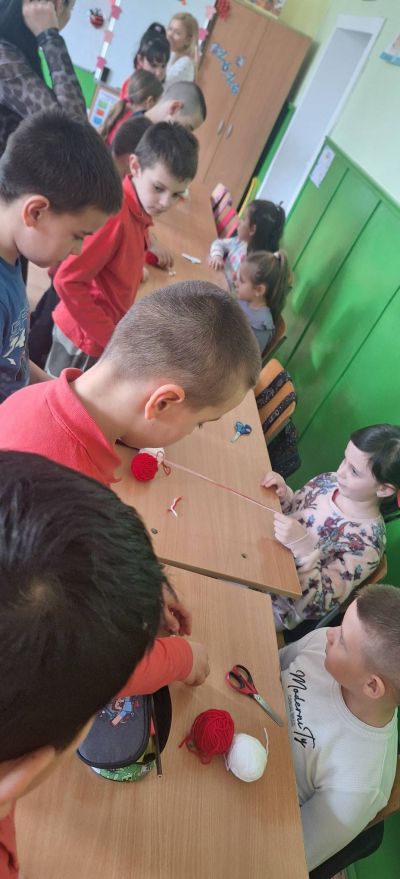 Вълнуваща съвместна работилница между учениците от 3 "а" клас към СУ "Христо Ясенов" и децата от четвърта група "Мечо Пух" към ДГ "Слънчице" 2