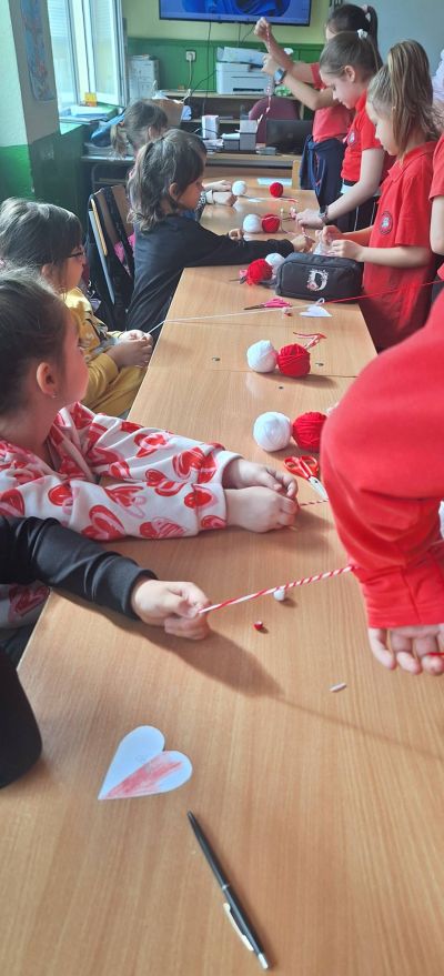 Вълнуваща съвместна работилница между учениците от 3 "а" клас към СУ "Христо Ясенов" и децата от четвърта група "Мечо Пух" към ДГ "Слънчице" 5