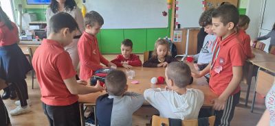 Вълнуваща съвместна работилница между учениците от 3 "а" клас към СУ "Христо Ясенов" и децата от четвърта група "Мечо Пух" към ДГ "Слънчице" 6