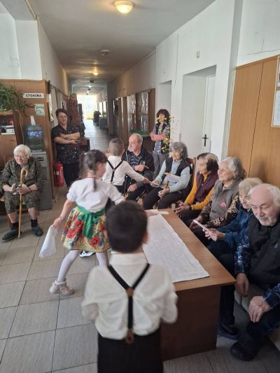  Децата поздравиха дамите в Дома за стари хора  11