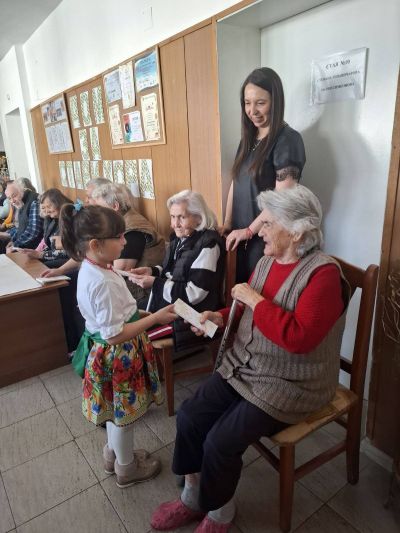  Децата поздравиха дамите в Дома за стари хора  12