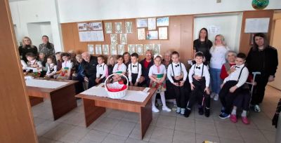  Децата поздравиха дамите в Дома за стари хора  13