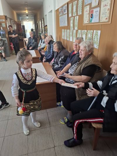  Децата поздравиха дамите в Дома за стари хора  15
