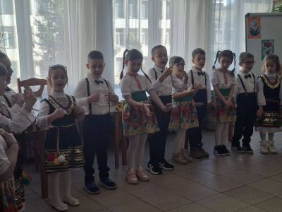 Децата поздравиха дамите в Дома за стари хора  16