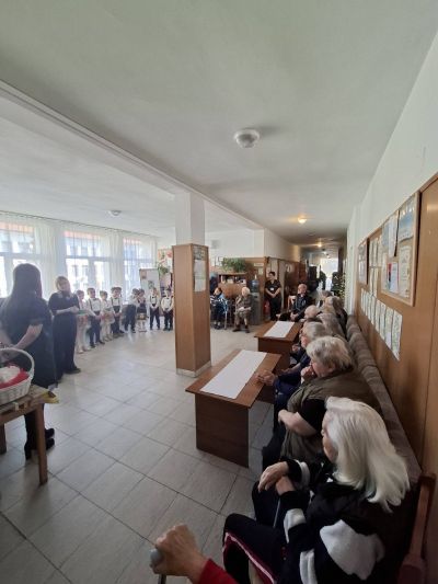  Децата поздравиха дамите в Дома за стари хора  17
