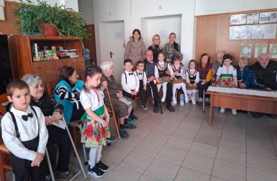  Децата поздравиха дамите в Дома за стари хора  1