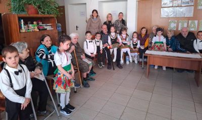  Децата поздравиха дамите в Дома за стари хора  3