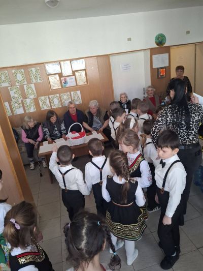  Децата поздравиха дамите в Дома за стари хора  7