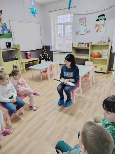 "Прочети ми коледна приказка" - съвместна инициатива с участието на родителите на деца от трета група "Мечо Пух" 1