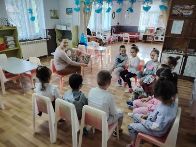 "Прочети ми коледна приказка" - съвместна инициатива с участието на родителите на деца от трета група "Мечо Пух" 2