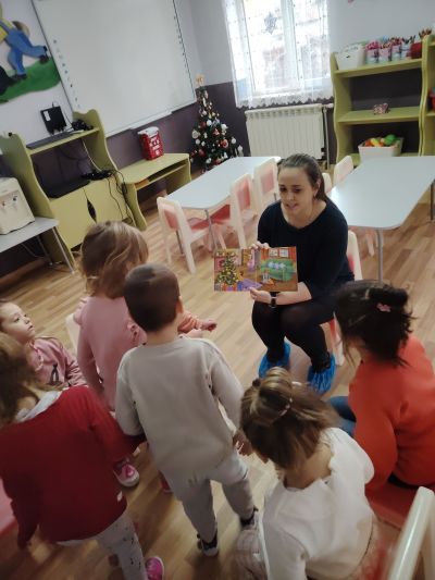 "Прочети ми коледна приказка" - съвместна инициатива с участието на родителите на деца от трета група "Мечо Пух" 3