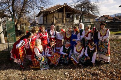 Да съхраним българското - колективът на ДГ "Слънчице" пременен в народни носии 1