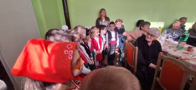 Децата от четвърта група "Усмивка"  с емоционален поздрав по случай 21 януари - Бабинден 16