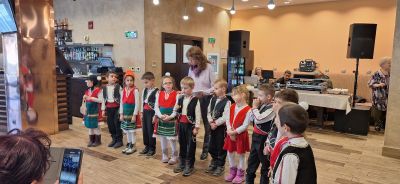 Децата от четвърта група "Усмивка"  с емоционален поздрав по случай 21 януари - Бабинден 2