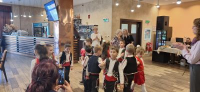 Децата от четвърта група "Усмивка"  с емоционален поздрав по случай 21 януари - Бабинден 3