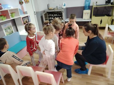 "Прочети ми коледна приказка" - съвместна инициатива с участието на родителите на деца от трета група "Мечо Пух" - ДГ Слънчице - Етрополе