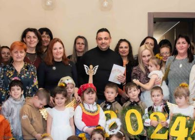 Коледен поздрав до кмета на Община Етрополе инж. Владимир Александров и служителите на общинска администрация - ДГ Слънчице - Етрополе