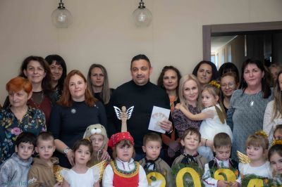 Коледен поздрав до кмета на Община Етрополе инж. Владимир Александров и служителите на общинска администрация - ДГ Слънчице - Етрополе