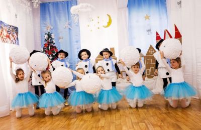Дядо Коледа посети послушните малчугани от ДГ "Слънчице" - ДГ Слънчице - Етрополе
